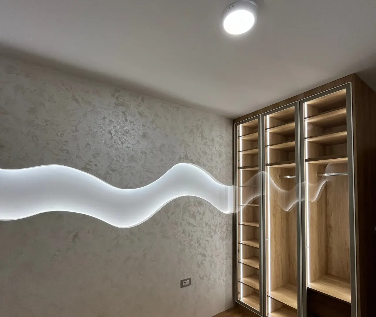 Talasasta LED rasveta na zidu i LED profili u garderoberu spavaće sobe, Novi Sad