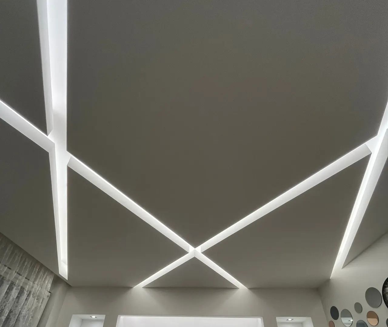 LED linije u spuštenom plafonu u obliku geometrijskog uzorka, Novi Sad